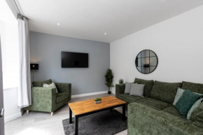 Stunning newly refurbished house by Our Home Short Stays with TV in each bedroom and crisp white hotel linen